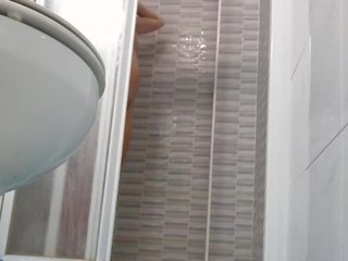 Mengintip pada fascinating isteri mencukur faraj dalam mandi