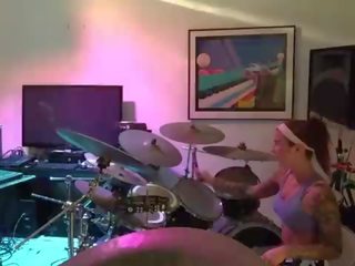 Felicity feline drums at jams may kaibigan sa likod ng ang eksena